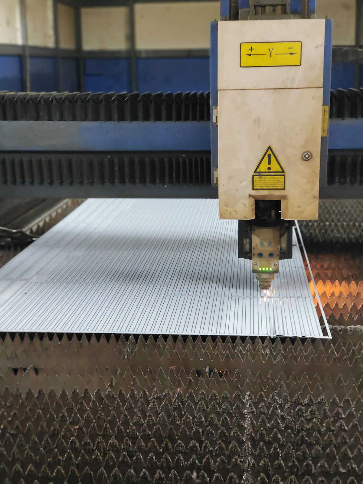 Laser cutting machine andStainless steel sheet delivery