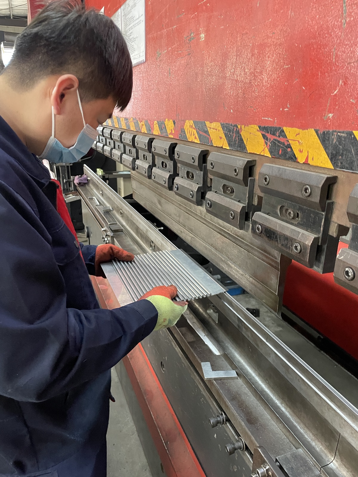 Stainless steel V- grooving Stainless steel Great Wall sheet -bending process